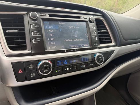 Used 2019 Toyota Highlander XLE image 9