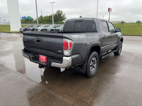 Certified 2022 Toyota Tacoma TRD Off-Road AWD/4WD image 5