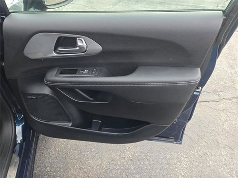 Used 2025 Chrysler Pacifica Limited w/ Uconnect Theater Family Group image 6