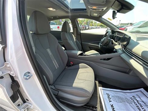 Used 2024 Hyundai Elantra SEL w/ Convenience Package image 17