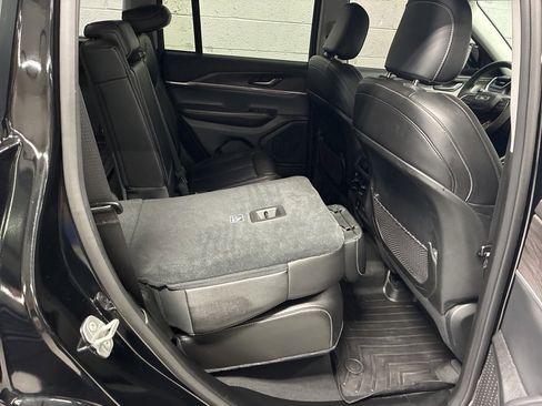 Used 2023 Jeep Grand Cherokee Limited w/ Black Appearance Package image 16