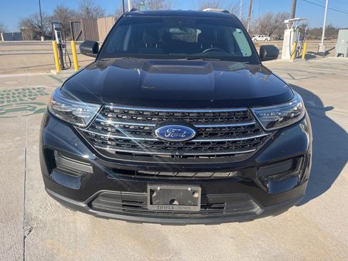 Used 2023 Ford Explorer XLT image 2