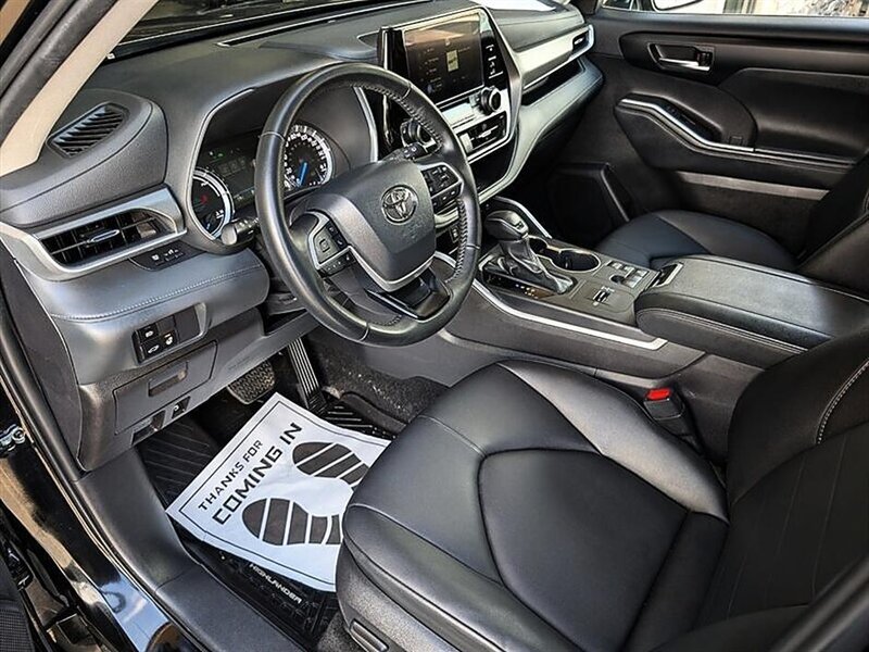 Used 2025 Toyota Highlander XLE AWD/4WD image 2