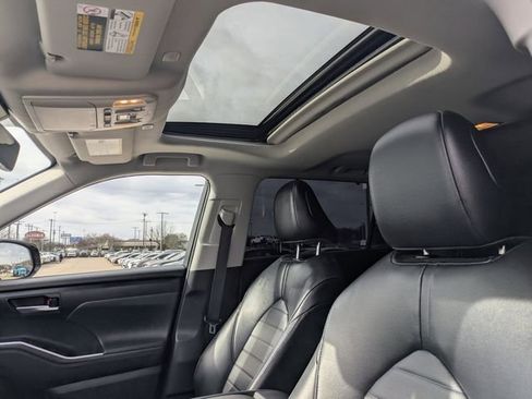 Used 2023 Toyota Highlander XLE image 28