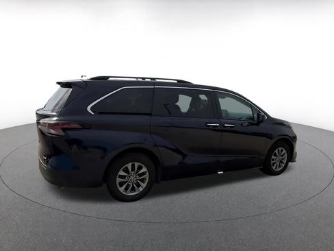 Used 2025 Toyota Sienna XLE FWD image 14