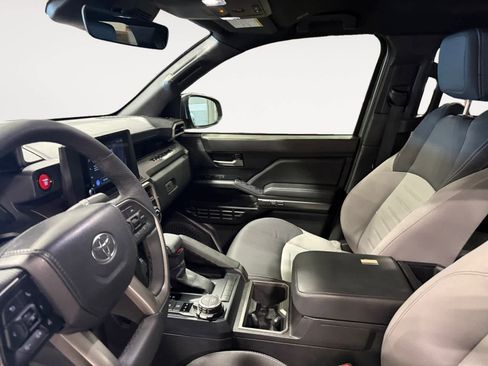 Used 2025 Toyota Tacoma TRD Sport image 10