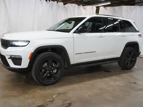 Used 2024 Jeep Grand Cherokee Limited w/ Luxury Tech Group II AWD/4WD image 11