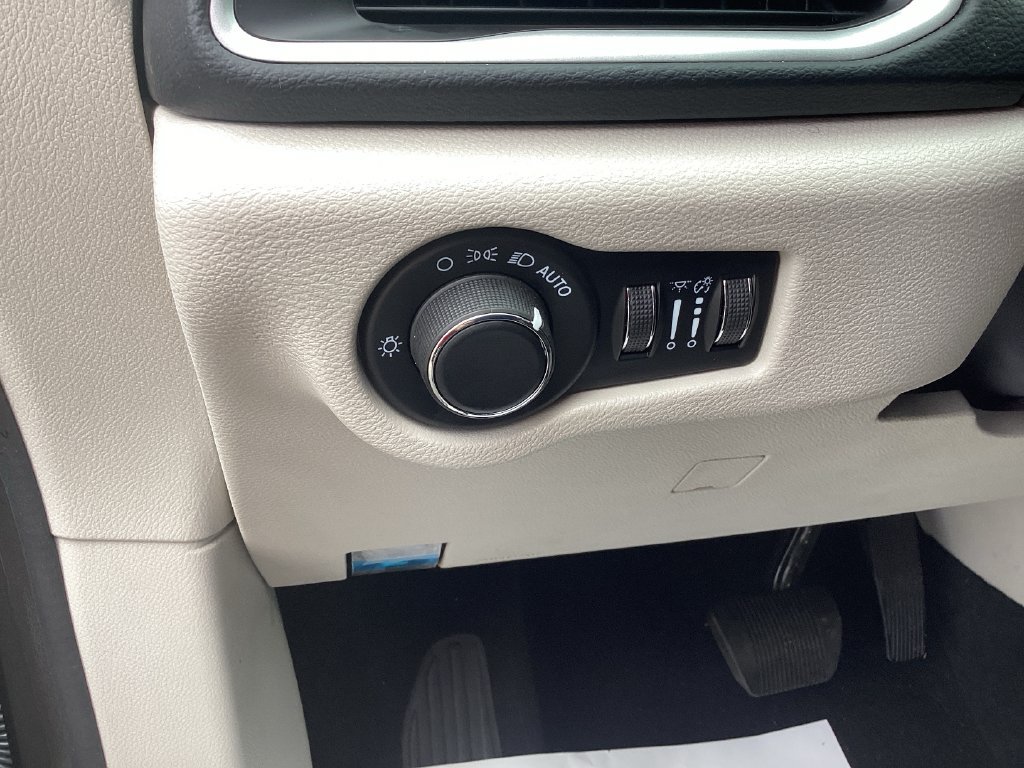 Used 2022 Chrysler Voyager LX FWD image 16