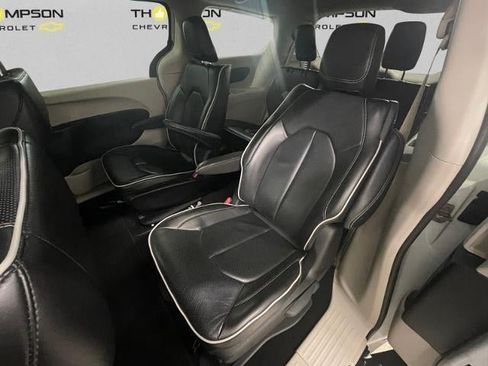 Used 2023 Chrysler Pacifica Limited FWD image 13