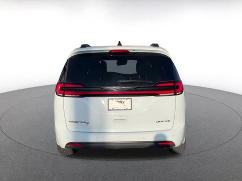 Used 2025 Chrysler Pacifica Limited image 12