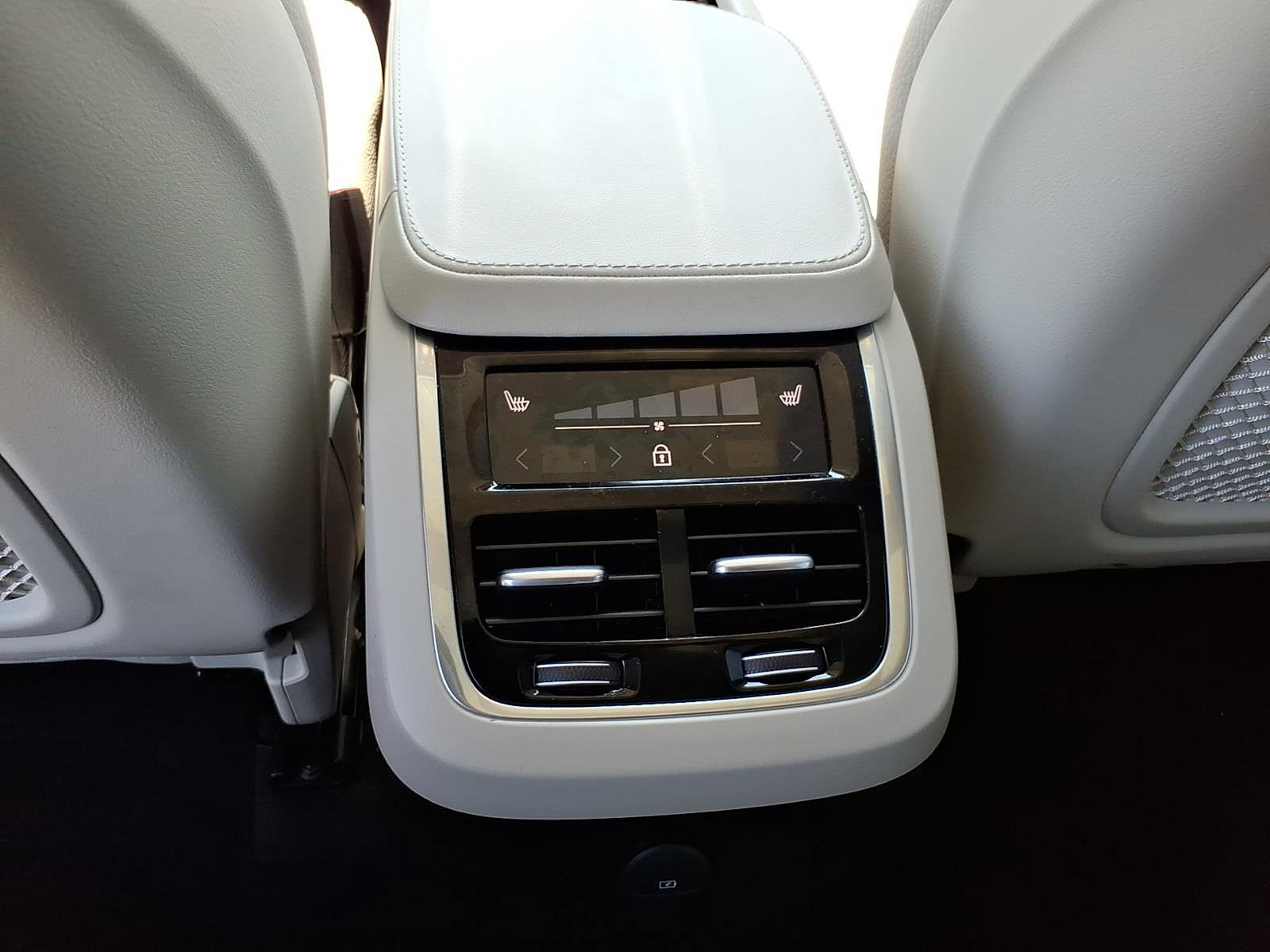 Used 2024 Volvo XC90 T8 Plus w/ Protection Package Premier AWD/4WD image 11