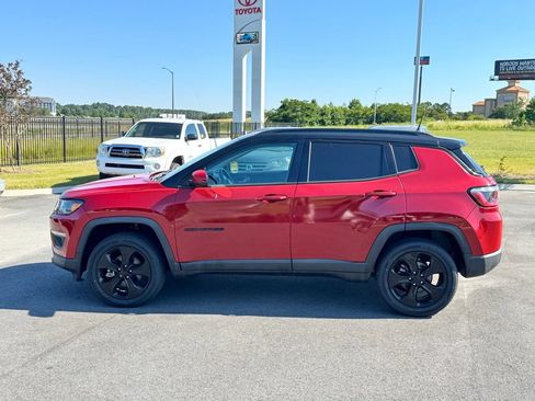Used 2018 Jeep Compass Latitude w/ Popular Equipment Group AWD/4WD image 3