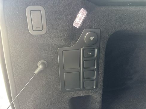 Used 2020 Land Rover Discovery SE image 33