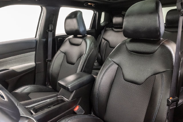 Used 2025 Jeep Compass Latitude w/ Sun & Sound Group AWD/4WD image 11