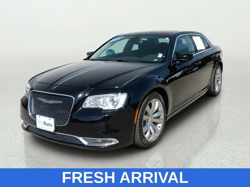 Used 2017 Chrysler 300 Limited w/ Value Package RWD image 3