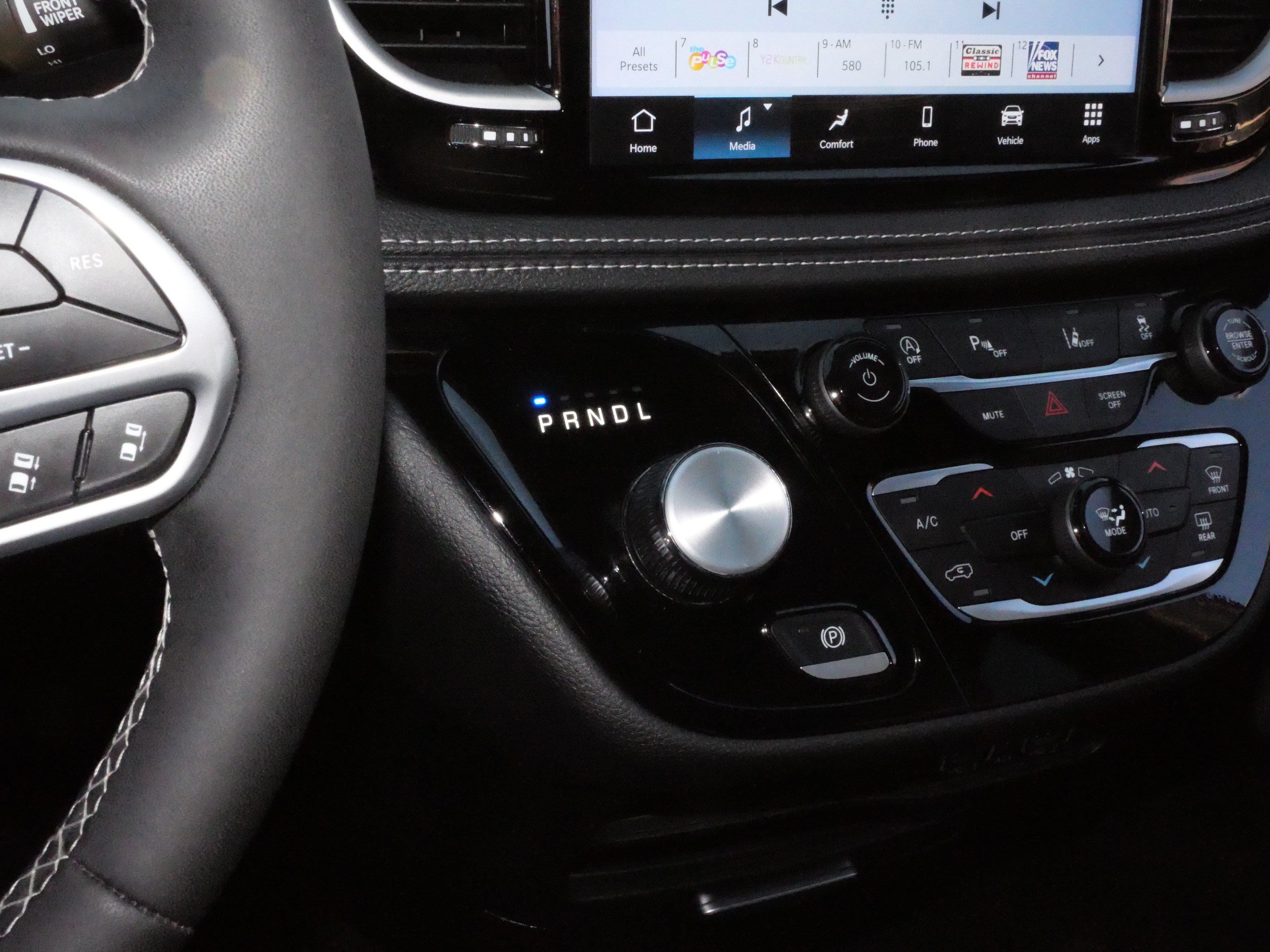 Used 2025 Chrysler Pacifica Select FWD image 26