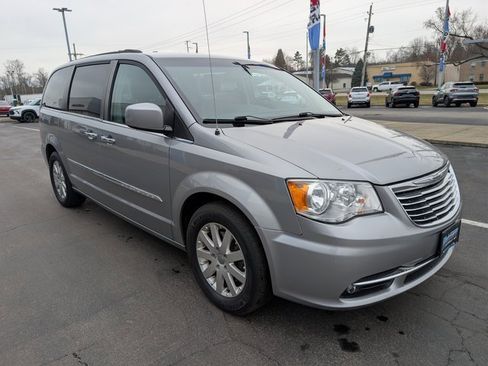 Used 2015 Chrysler Town & Country Touring w/ Driver Convenience Group image 7