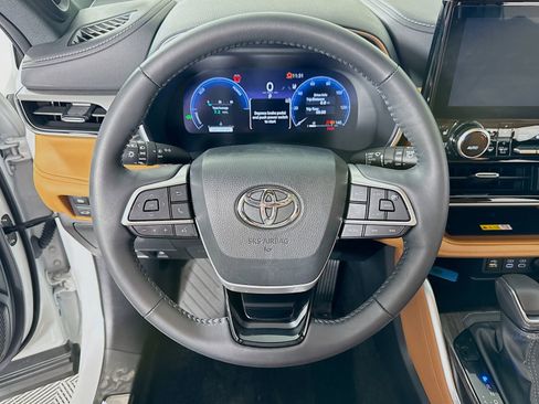 Used 2024 Toyota Highlander Platinum image 13