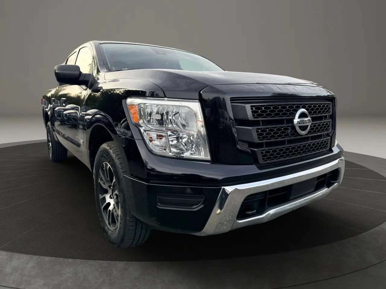 Used 2022 Nissan Titan SV AWD/4WD image 3