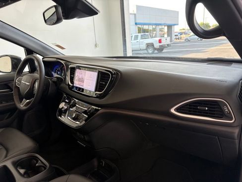 Used 2025 Chrysler Pacifica Select FWD image 40