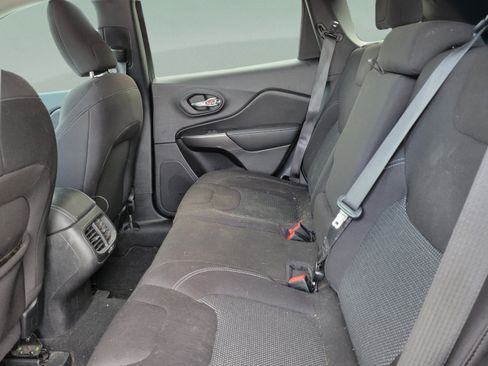 Used 2021 Jeep Cherokee Latitude FWD image 10