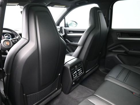 Certified 2026 Porsche Cayenne E-Hybrid AWD/4WD image 8