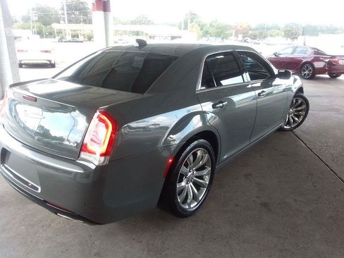 Used 2019 Chrysler 300 Touring w/ Chrome Appearance Package RWD image 5