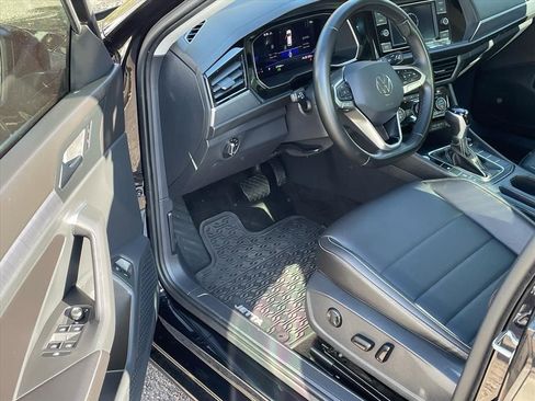 Used 2023 Volkswagen Jetta SE w/ Panoramic Sunroof Package image 6