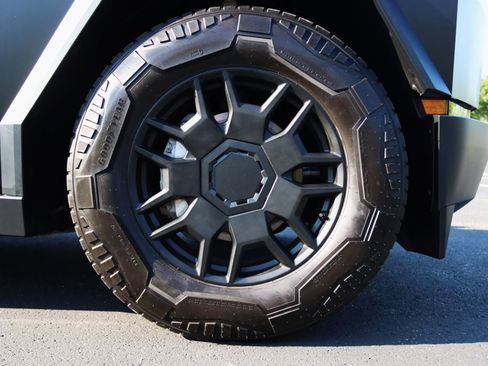 Used 2024 Tesla Cybertruck AWD Crew Cab image 47