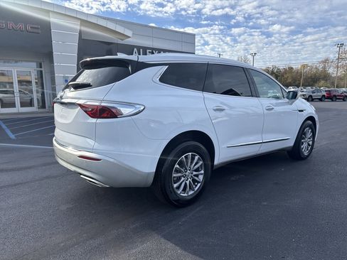 Used 2024 Buick Enclave Premium image 3