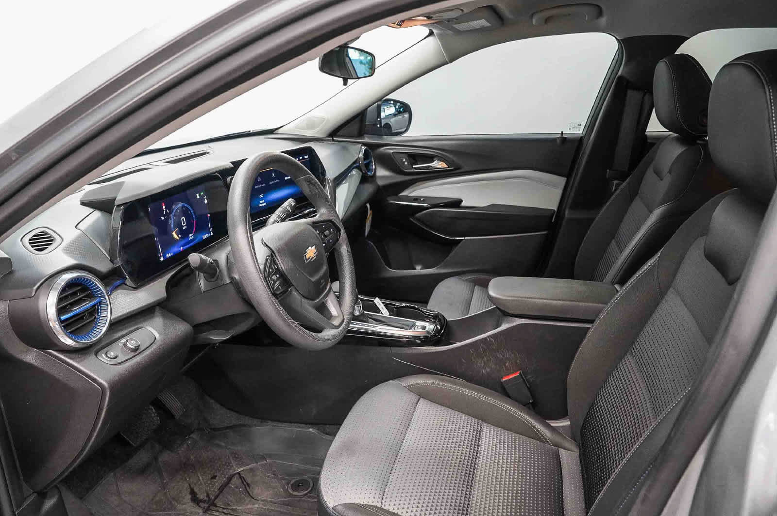 Used 2025 Chevrolet Trax LT FWD image 17
