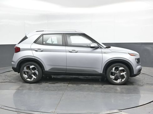 Used 2022 Hyundai Venue SEL FWD image 4