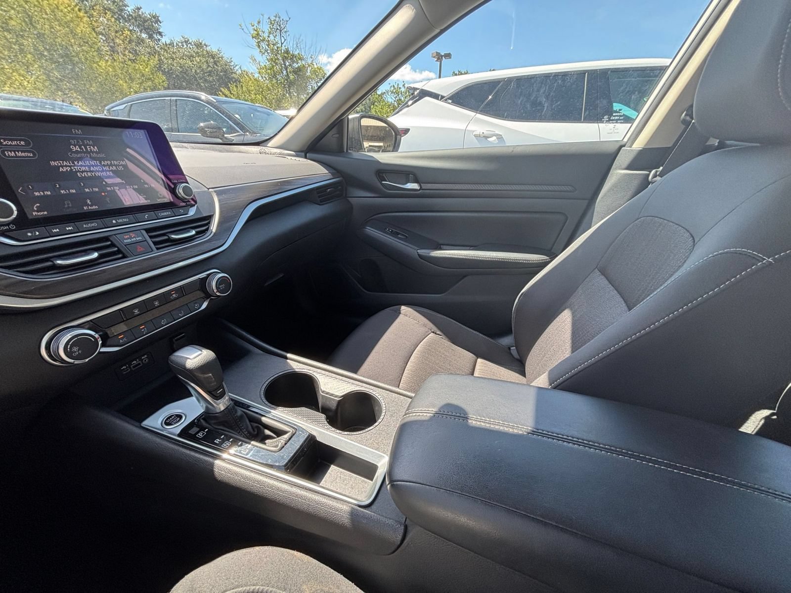 Used 2025 Nissan Altima 2.5 SV FWD image 40