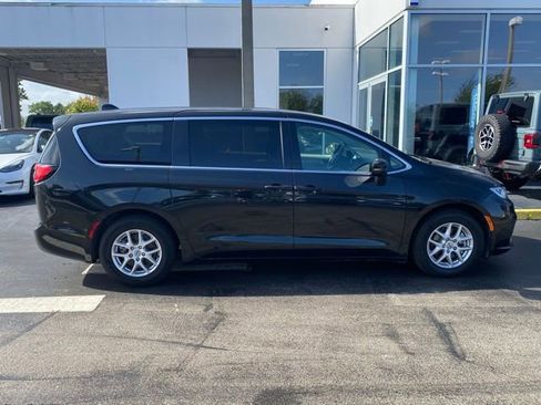 Used 2023 Chrysler Pacifica Touring-L image 11