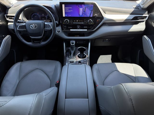 Used 2024 Toyota Highlander Platinum FWD image 10