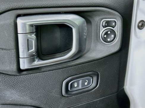 Used 2020 Jeep Wrangler Unlimited Sahara AWD/4WD image 15