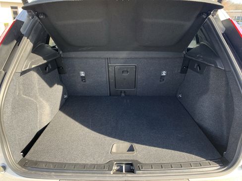 Used 2025 Volvo XC40 B5 Core image 34