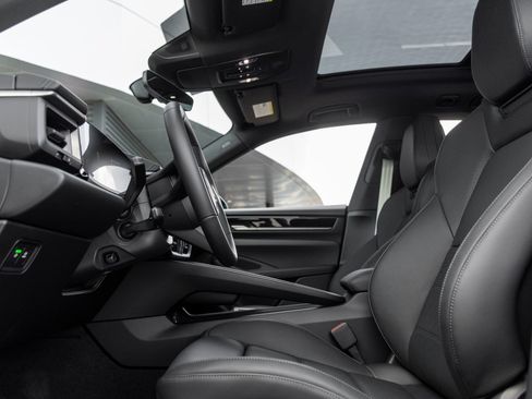 Certified 2025 Porsche Macan Electric RWD image 22