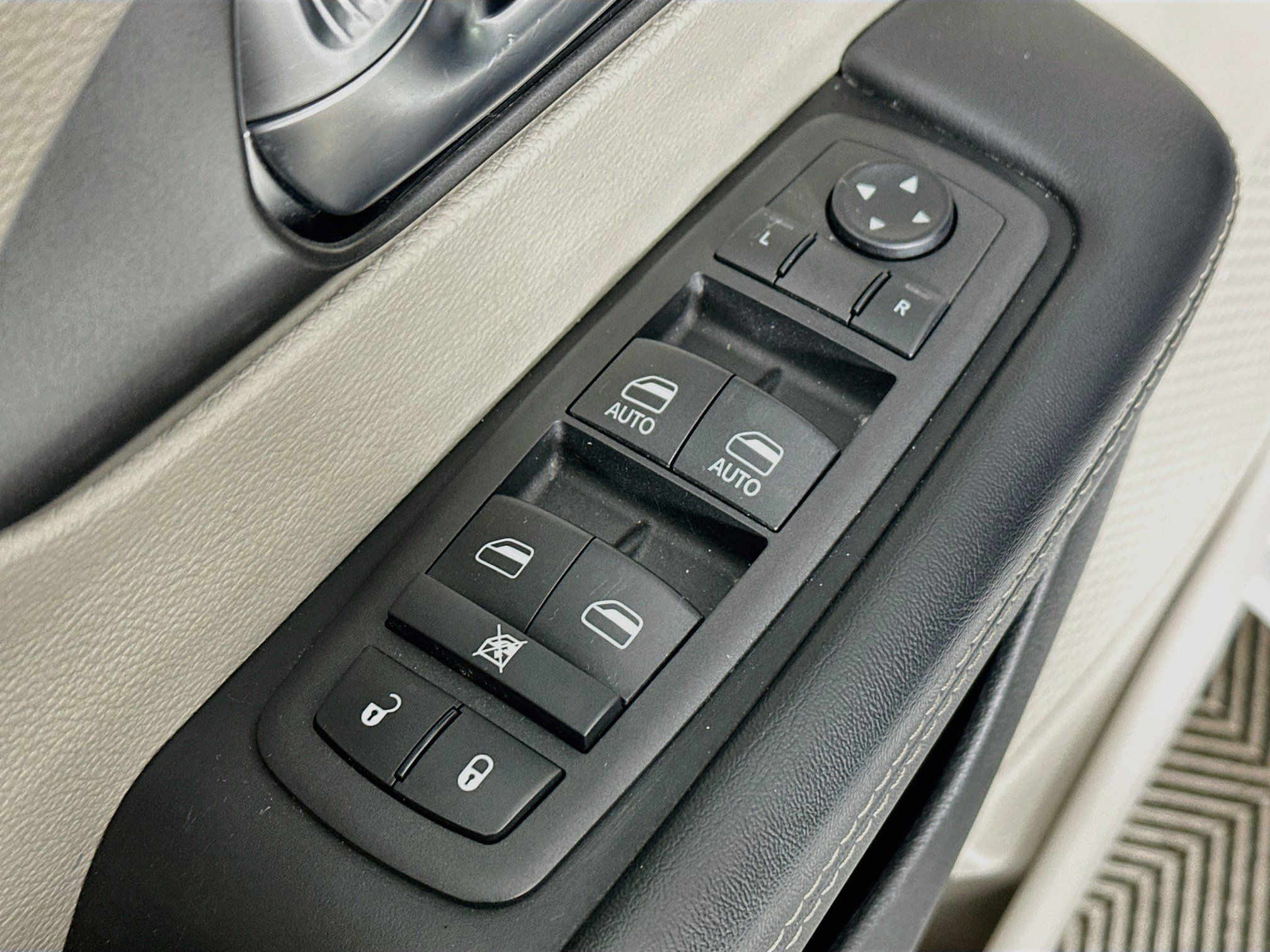 Used 2023 Chrysler Pacifica Touring-L FWD image 17