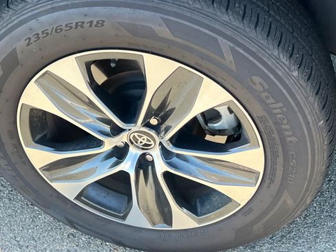 Used 2021 Toyota Highlander XLE AWD/4WD image 22