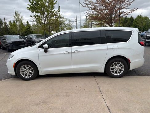 Used 2023 Chrysler Pacifica Touring-L FWD image 4