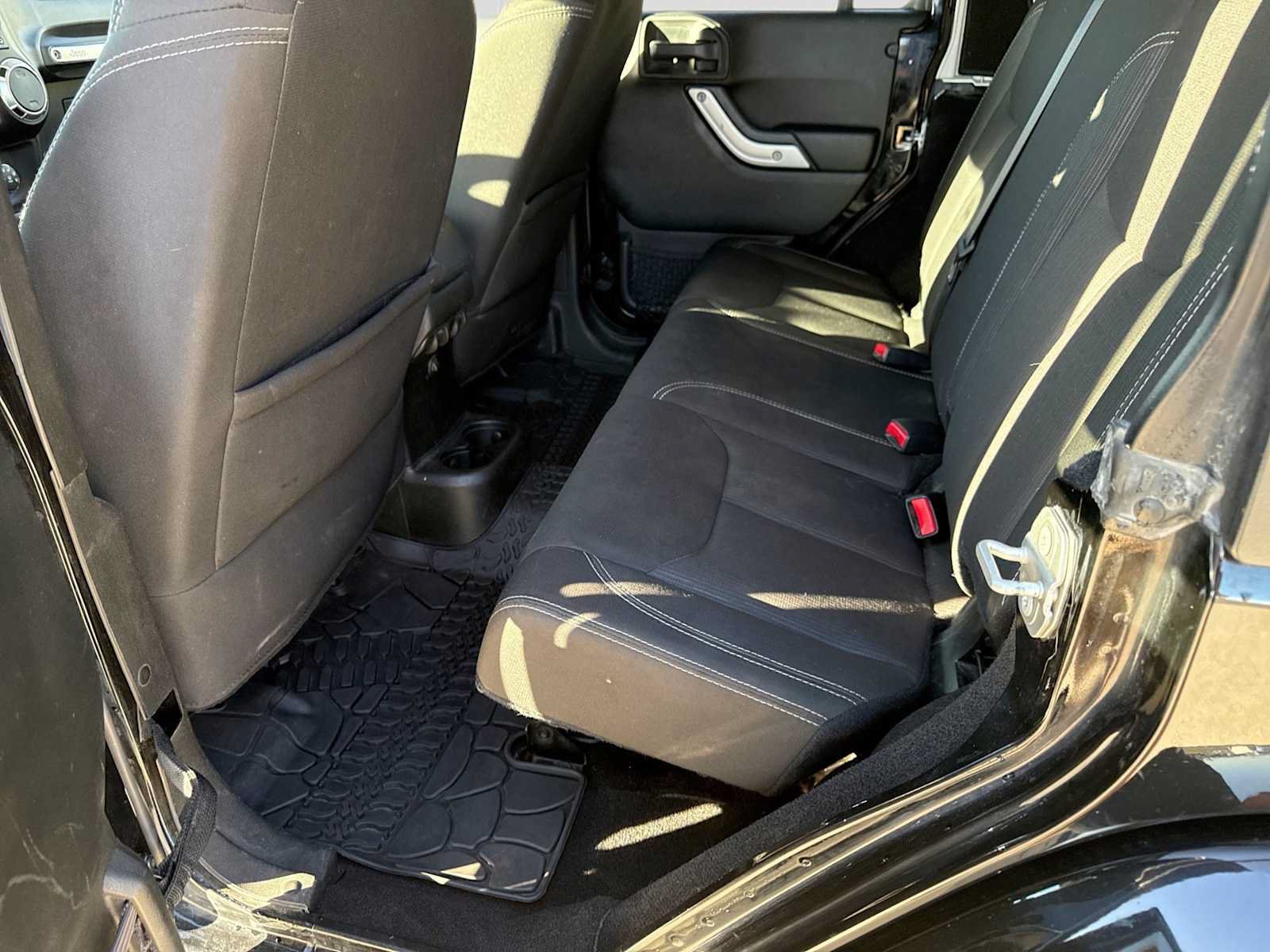 Used 2018 Jeep Wrangler Unlimited Sahara w/ Connectivity Group AWD/4WD image 19