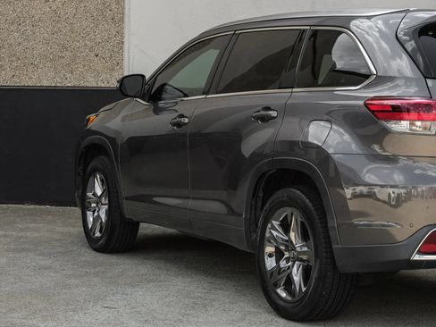 Used 2017 Toyota Highlander Limited Platinum FWD image 11