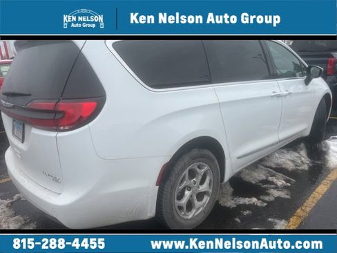 Used 2023 Chrysler Pacifica Limited image 1