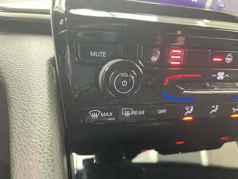 Used 2022 Jeep Grand Cherokee Altitude image 17