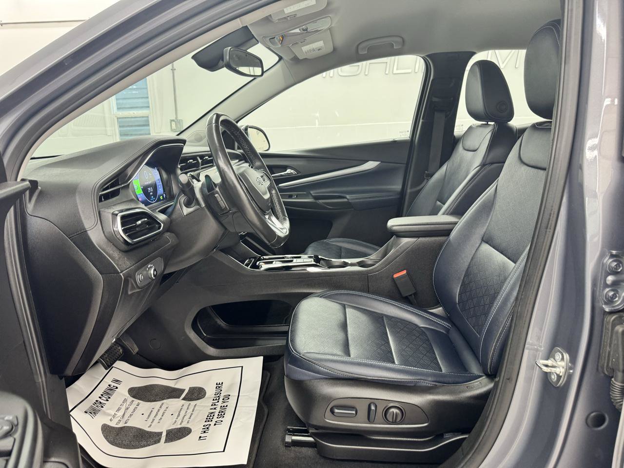 Used 2023 Chevrolet Bolt EUV LT w/ Convenience Package FWD image 9