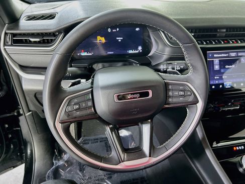 Used 2023 Jeep Grand Cherokee Altitude AWD/4WD image 11