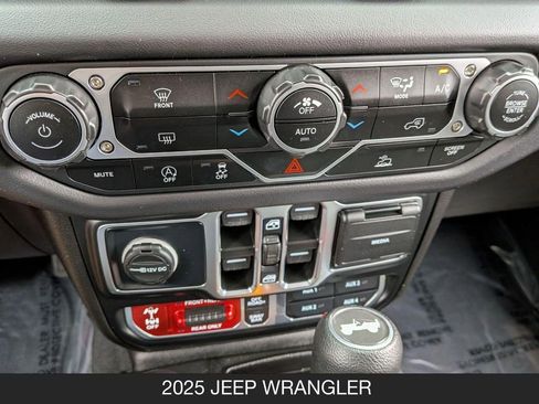 Used 2025 Jeep Wrangler Unlimited Rubicon AWD/4WD image 22
