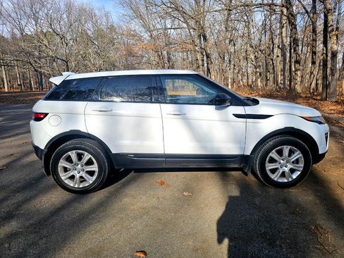 Used 2017 Land Rover Range Rover Evoque SE image 2