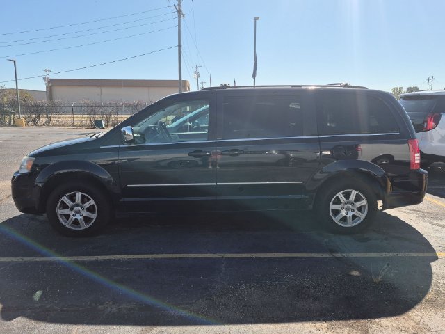 Used 2010 Chrysler Town & Country Touring w/ Safetytec Group FWD image 2